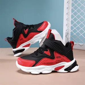 Baskets de basket-ball rouges et noires pour garçons avec semelle blanche et velcro