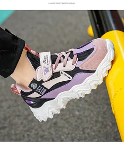 Detailansicht der atmungsaktiven pinkfarbenen und violetten Laufschuhe für Mädchen