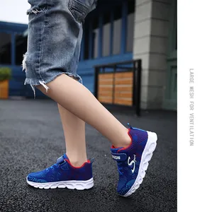 Dettaglio di scarpe da corsa in mesh traspirante blu da bambino per sport leggeri