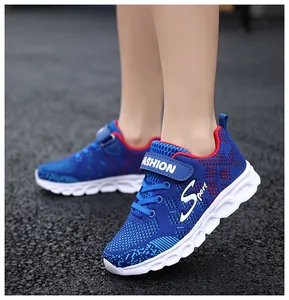 Dettaglio scarpe sportive blu traspiranti in fly-knit per bambini con suole bianche.