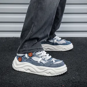 Λεπτομερής πλάγια όψη ανδρικών sneakers με πλατφόρμα και σχέδιο patchwork denim, μοντέρνο.