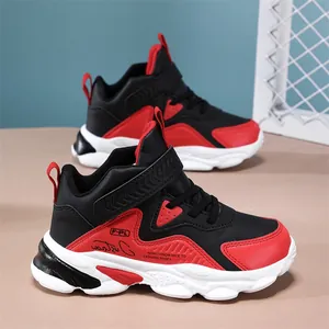 Baskets de basket-ball imperméables pour garçons en noir et rouge avec semelles blanches épaisses.