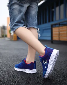 Scarpe sportive in maglia blu per bambini con suola bianca leggera e flessibile
