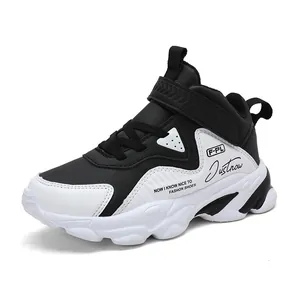 Baskets de sport noires et blanches pour garçons en cuir résistant pour le basket.
