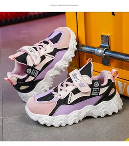 Nahaufnahme von pink-violetten Mädchen-Sportschuhen mit Mesh-Detail und klobiger Sohle