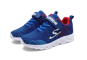 Vista dettagliata delle scarpe da corsa blu traspiranti per ragazzi con cinturino velcro