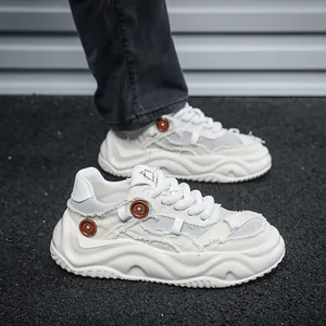 Λεπτομέρεια από λευκά sneakers με πλατφόρμα, ξεφτισμένες άκρες και διακοσμητικά κουμπιά