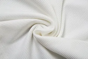 Macro primo piano della trama del tessuto a maglia a coste bianco per set da donna