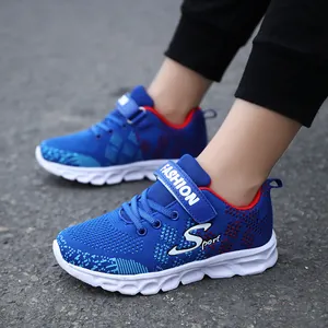 Sneakers sportive da bambino in maglia traspirante blu vivace con una suola leggera