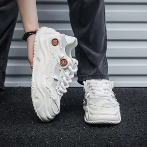 Λεπτομερής όψη των sneakers με πλατφόρμα, φθαρμένο καμβά και ξύλινα διακοσμητικά κουμπιά