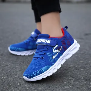 Scarpe sportive in rete blu traspirante per ragazzi con una suola bianca leggera