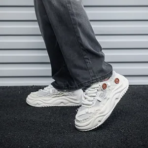 Λεπτομερής προβολή ανδρικών sneakers με χοντρή σόλα, ύφασμα και κορδόνια από σχοινί