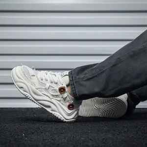 Πλάγια όψη λευκών sneakers με χοντρή σόλα και λεπτομέρειες με ξέφτια.