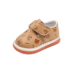 Scarpe da passeggio per neonati con orsetto, suole morbide e design cigolante per bambini