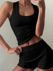 Completo chic a due pezzi a coste nere da donna con canotta e pantaloncini a vita alta.