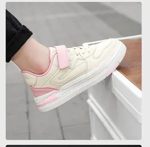 Gros plan détaillé des baskets pour enfants beige et rose avec une fermeture velcro