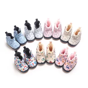 Sammlung bunter Cartoon-Babystiefel mit weicher Sohle für Säuglinge von 0 bis 1 Jahr alt.