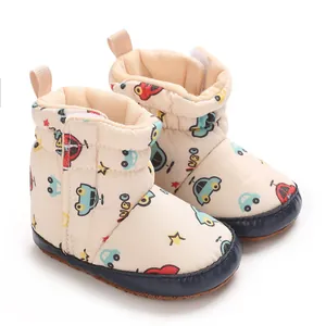 Detail von Baby-Schneestiefeln mit bunten Auto-Prints und weichen Sohlen