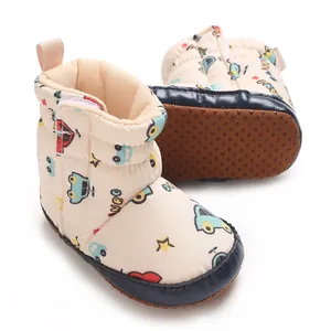 Detailansicht von Baby-Schneestiefeln mit rutschfester Stoffsohle und Klettverschluss