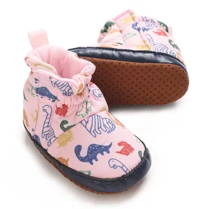 Detailansicht der rosa Baby-Schneestiefel mit Dinosaurier-Muster und rutschfester Sohle