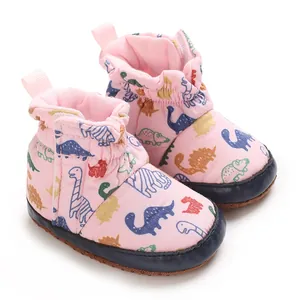 Detailansicht rosa Baby-Schneestiefel mit süßen Cartoon-Dinosaurier-Mustern