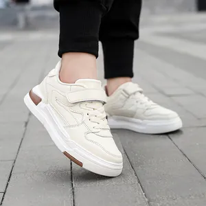 Baskets décontractées blanc cassé pour enfants avec bande Velcro et lacets pour le printemps.