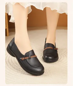 Detailansicht bequemer schwarzer Leder-Loafer mit braunem geknotetem Riemen-Design