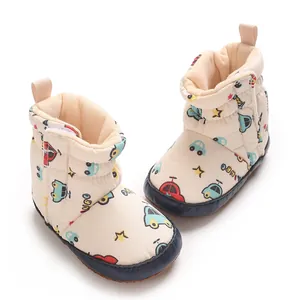 Detailansicht der Baby-Schneestiefel mit Auto-Cartoon-Muster und Stoffsohle