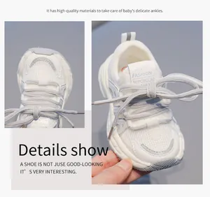 Détail du mesh respirant et de la pointe renforcée des baskets blanches pour bébés.