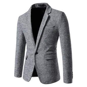 Vue détaillée d'un blazer cintré pour homme avec motif pied-de-poule noir et blanc