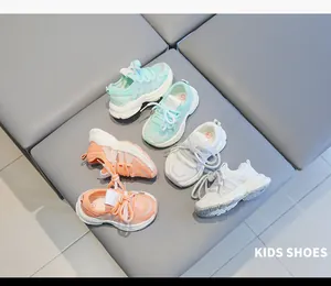 Vue détaillée de baskets en mesh respirant pour enfants en menthe, orange et blanc.