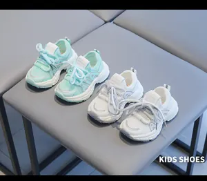 Deux paires de baskets en maille respirante pour tout-petits en vert menthe et blanc