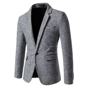 Détail d'un blazer cintré pour homme avec un motif pied-de-poule classique noir et blanc.