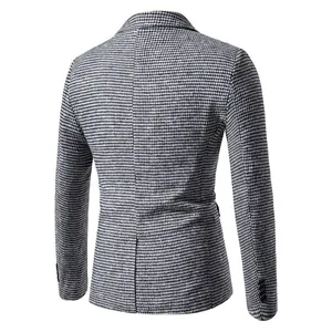 Vue de dos détaillée d'un blazer cintré pour homme avec motif pied-de-poule classique