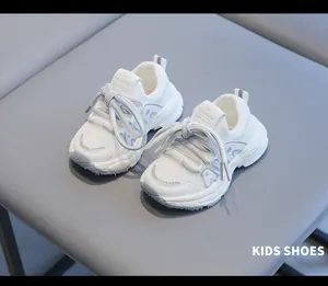 Détail de chaussures de marche respirantes en maille blanche pour tout-petits de 2 à 4 ans