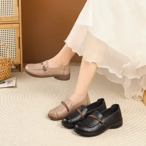 Bequeme Damen-Slipper mit weicher Sohle in Schwarz und Beige mit Zierriemen