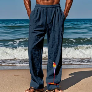 Détail d'un pantalon ample en coton et lin pour homme avec imprimé perroquet