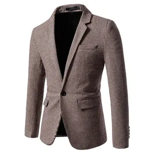 Vue détaillée d'un blazer cintré pour homme à motif pied-de-poule marron classique
