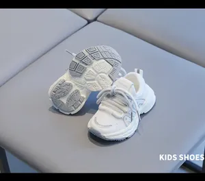 Détail de baskets blanches pour tout-petits avec maille respirante et semelle antidérapante.