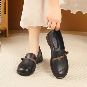 Bequeme schwarze Leder Slipper für Damen mit weicher Sohle und braunem Riemen Detail