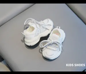 Gros plan de baskets en mesh blanc respirant pour tout-petits avec semelles souples