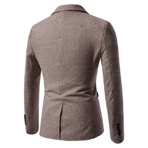 Vue arrière détaillée d'un blazer décontracté pour homme coupe ajustée avec motif pied-de-poule