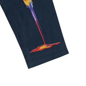 Vue détaillée de l'imprimé perroquet et du tissu en lin sur ce pantalon bleu pour homme