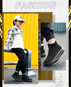 Gros plan sur les baskets chaussettes montantes respirantes en maille pour enfants