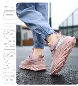 Primer plano de zapatillas rosas transpirables para niña con suela de goma duradera.