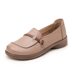 Elegante Slipper aus weichem Leder für Damen mit sehr bequemer flacher Gummisohle
