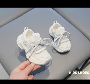 Détail de baskets blanches pour tout-petits en maille respirante à semelle souple