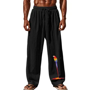 Détail du pantalon large en coton et lin pour homme avec un imprimé perroquet coloré