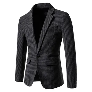 Détail d'un blazer homme coupe ajustée avec motif pied-de-poule et revers classique.