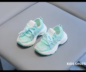 Gros plan de baskets en maille respirante vert menthe pour tout-petits avec semelles souples